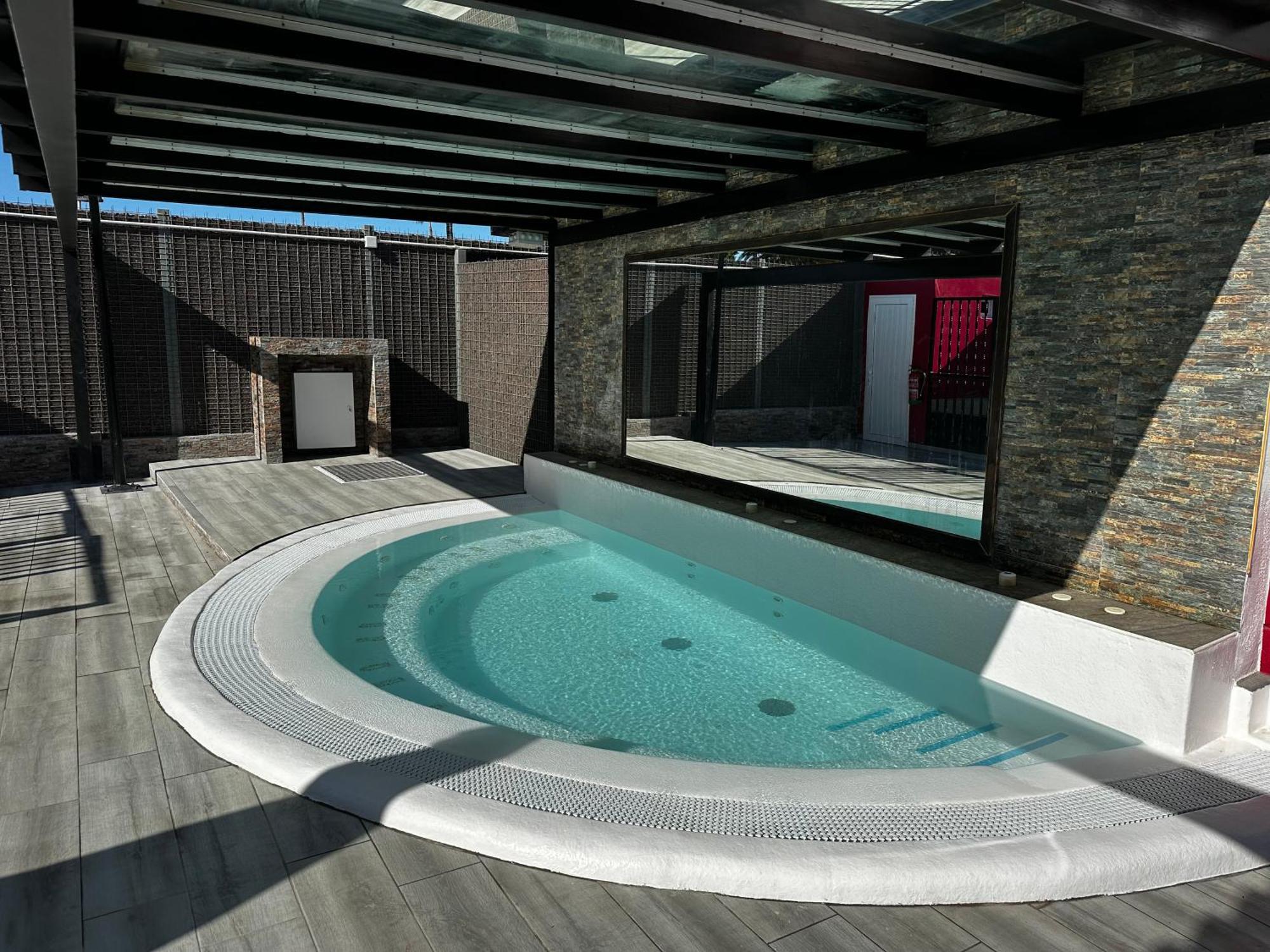 Love hôtel Paradise - Fkk Swinger & Nudist Couples Only